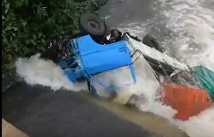 Three Die After Lorry Plunges Into River [VIDEO]