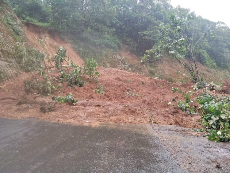KeNHA Warns Motorists After Landslide Blocks Traffic On Meru-Maua Highway